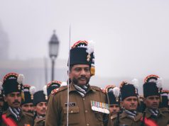 Beating Retreat:बीटिंग रिट्रीट सेरेमनी आज, कई मार्ग वाहनों के लिए रहेंगे बंद; यहां देखें ट्रैफिक एडवायजरी – Several Routes Will Be Closed For Vehicles During The Beating Retreat Ceremony Today a man holding a sword