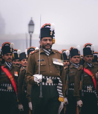 Beating Retreat:बीटिंग रिट्रीट सेरेमनी आज, कई मार्ग वाहनों के लिए रहेंगे बंद; यहां देखें ट्रैफिक एडवायजरी – Several Routes Will Be Closed For Vehicles During The Beating Retreat Ceremony Today a man holding a sword