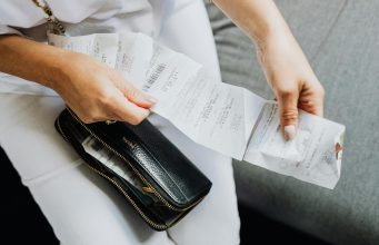 Union Budget 2026:टैरिफ जंग के बीच मोदी सरकार का आक्रामक सुधार एजेंडा, बजट से विकास को मिलेगी नई रफ्तार – Union Budget 2026: Modi Government Pushes Aggressive Reforms Amid Tariff War To Boost Growth a person holding a wallet