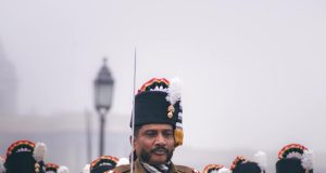 Beating Retreat:बीटिंग रिट्रीट सेरेमनी आज, कई मार्ग वाहनों के लिए रहेंगे बंद; यहां देखें ट्रैफिक एडवायजरी – Several Routes Will Be Closed For Vehicles During The Beating Retreat Ceremony Today a man holding a sword