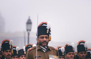 Beating Retreat:बीटिंग रिट्रीट सेरेमनी आज, कई मार्ग वाहनों के लिए रहेंगे बंद; यहां देखें ट्रैफिक एडवायजरी – Several Routes Will Be Closed For Vehicles During The Beating Retreat Ceremony Today a man holding a sword