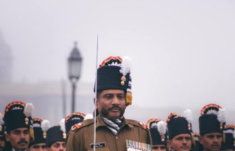 Beating Retreat:बीटिंग रिट्रीट सेरेमनी आज, कई मार्ग वाहनों के लिए रहेंगे बंद; यहां देखें ट्रैफिक एडवायजरी – Several Routes Will Be Closed For Vehicles During The Beating Retreat Ceremony Today a man holding a sword
