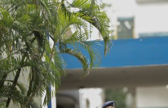 हरियाणा के भाजपा विधायक को सेवानिवृत्त कप्तान ने दी चेतावनी indian army officer in uniform walking outdoors
