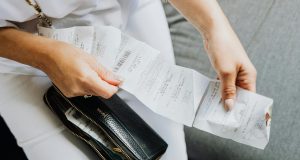 Union Budget 2026:टैरिफ जंग के बीच मोदी सरकार का आक्रामक सुधार एजेंडा, बजट से विकास को मिलेगी नई रफ्तार – Union Budget 2026: Modi Government Pushes Aggressive Reforms Amid Tariff War To Boost Growth a person holding a wallet