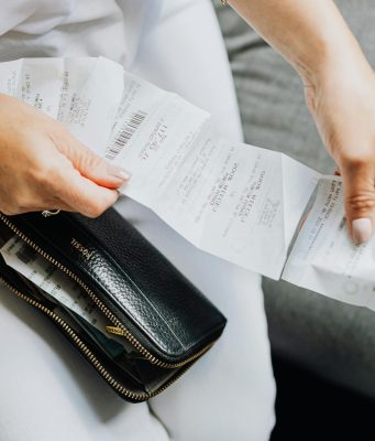 Union Budget 2026:टैरिफ जंग के बीच मोदी सरकार का आक्रामक सुधार एजेंडा, बजट से विकास को मिलेगी नई रफ्तार – Union Budget 2026: Modi Government Pushes Aggressive Reforms Amid Tariff War To Boost Growth a person holding a wallet